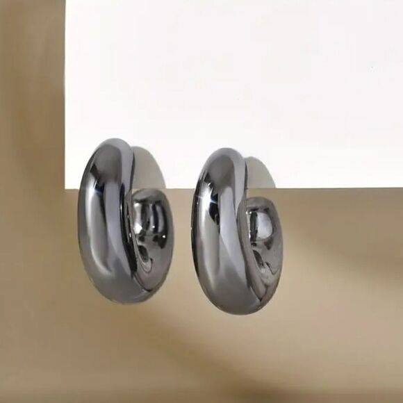 Unique and Lightweight C-Shaped Hoop Earrings - Picture 8 of 10